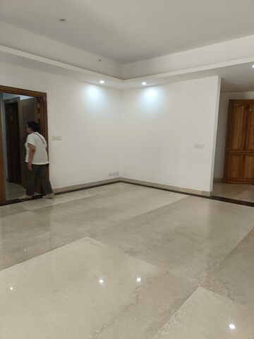 Room in 3 BHK Apartment at Supertech ORB, Sector 74 – for Rent