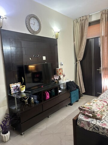 Living Room in 3 BHK Apartment at Sector 21c – for Rent