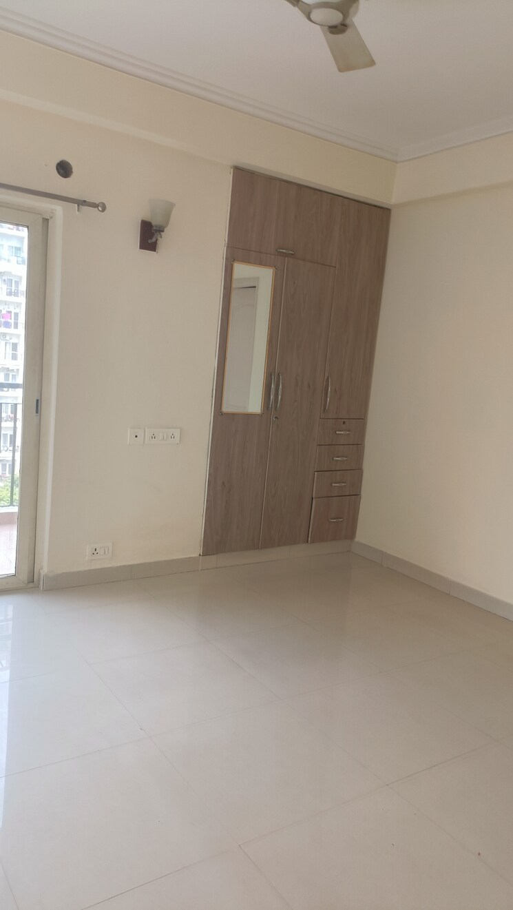 Room, amrapali-crystal-homes 3 Bedroom 1375 Sq.Ft. Apartment In Sector 76 Noida 9219992