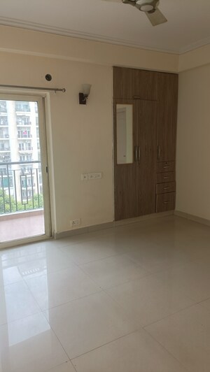 Room in 3 BHK Apartment at Amrapali Crystal Homes, Sector 76 – for Sale