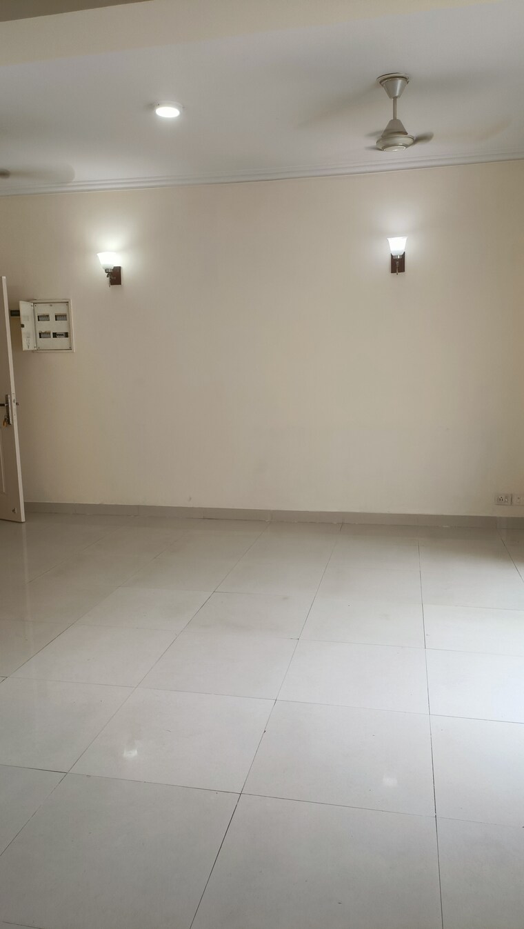 Room, amrapali-crystal-homes 3 Bedroom 1375 Sq.Ft. Apartment In Sector 76 Noida 9219992