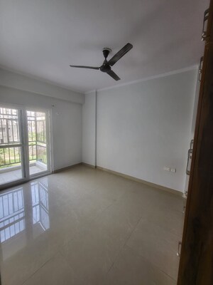 Room in 3 BHK Apartment at Jm Orchid, Sector 76 – for Rent