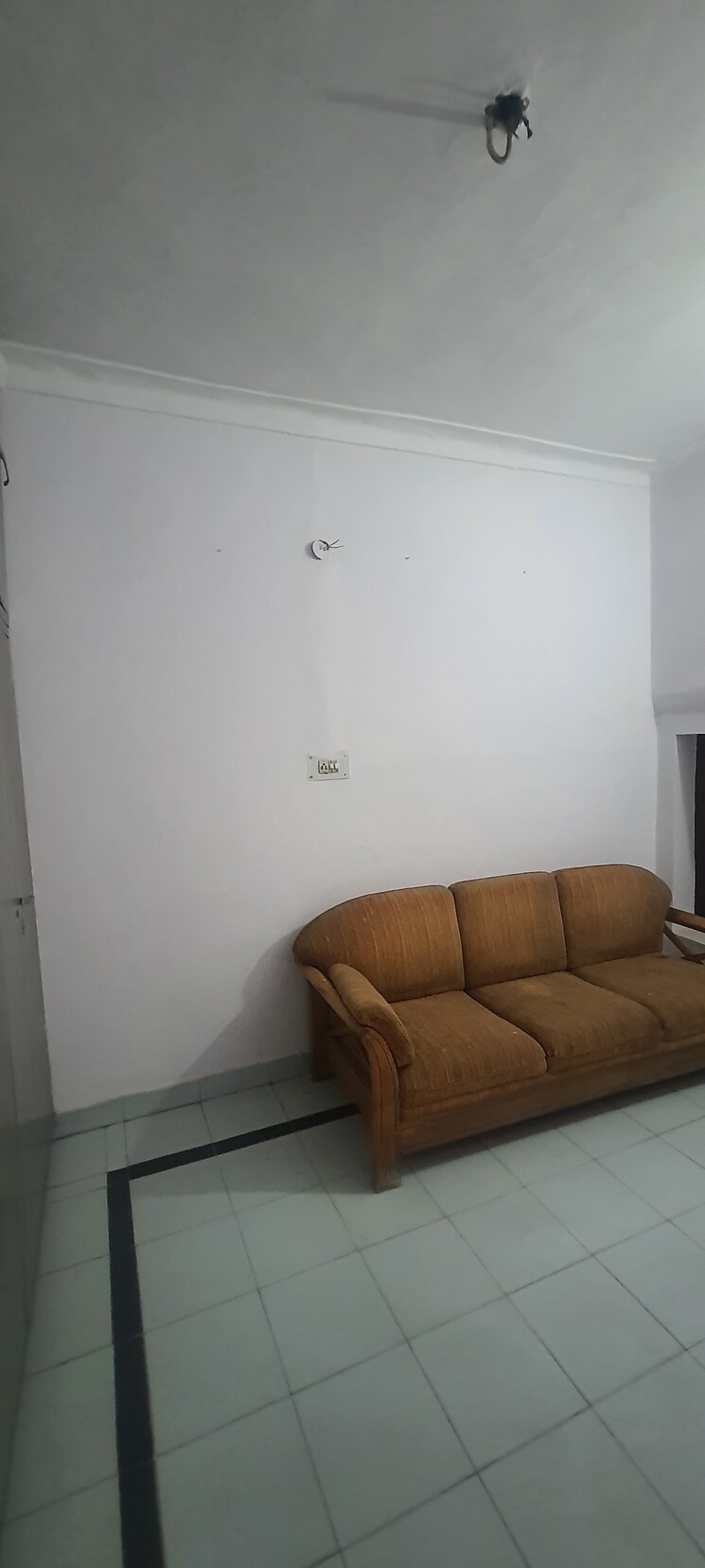 Room, sector 7 2.5 Bedroom 150 Sq.Ft. Independent House In Sector 7 Faridabad 9220101
