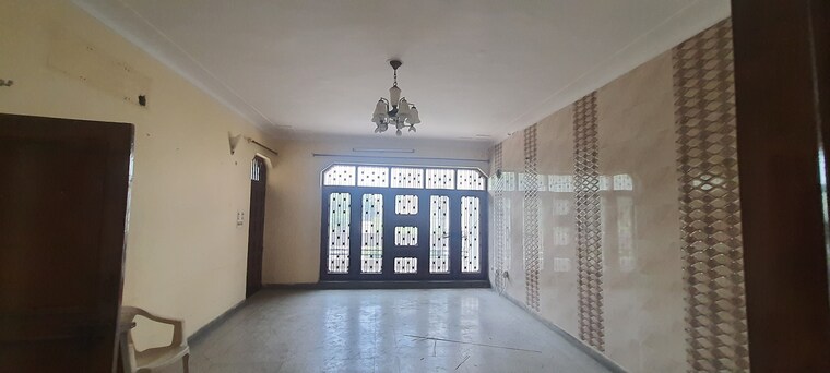 Room, sector 7 3.5 Bedroom 250 Sq.Ft. Independent House In Sector 7 Faridabad 9220105