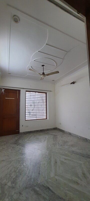 Room in 3.5 BHK Independent House at Sector 7 – for Rent