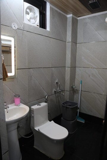 Bathroom in 2 BHK Builder Floor at Misty Hillocks, Salan Gaon – for Rent