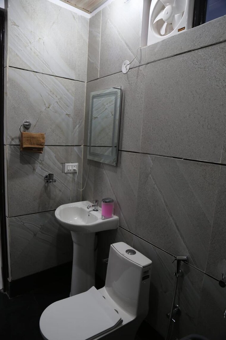 Bathroom, misty-hillocks 2 Bedroom 1100 Sq.Ft. Builder Floor In Salan Gaon Dehradun 9220120