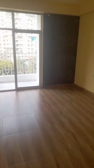 Room in 3 BHK Apartment at Proview Officer City, Raj Nagar Extension – for Rent