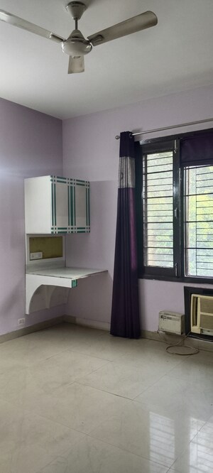 Room in 3 BHK Builder Floor at Unitech Rodeo Drive, South City 2 – for Rent