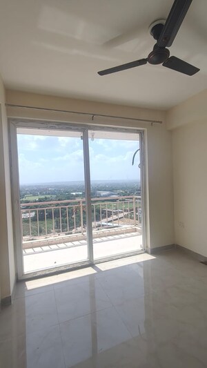 Room in 2 BHK Apartment at Sector 63a – for Rent