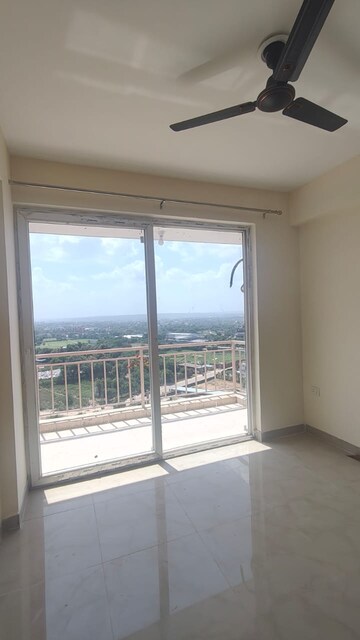 Room in 2 BHK Apartment at Sector 63a – for Rent