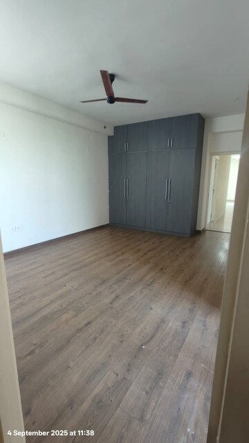 Room in 5 BHK Apartment at Emaar Palm Gardens, Sector 83 – for Sale