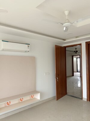 Room in 3 BHK Builder Floor at Sector 55 – for Rent
