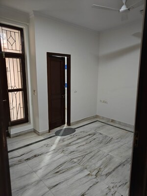 Room in 2 BHK Builder Floor at Sector 55 – for Rent
