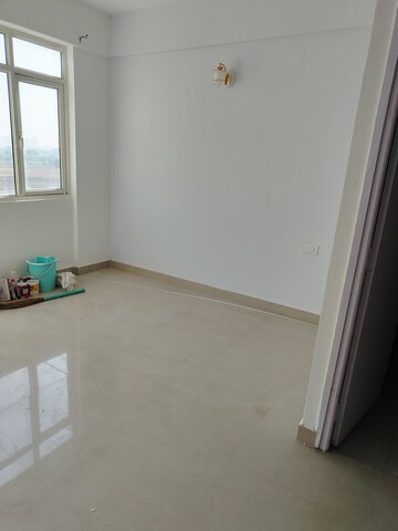 Room in 2 BHK Apartment at Suncity Avenue 76, Sector 76 – for Rent