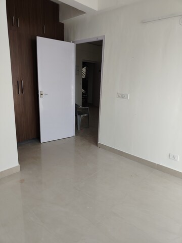 Room in 2 BHK Apartment at Suncity Avenue 76, Sector 76 – for Rent