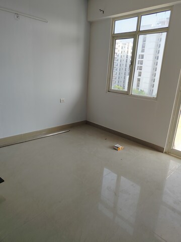 Room in 2 BHK Apartment at Suncity Avenue 76, Sector 76 – for Rent