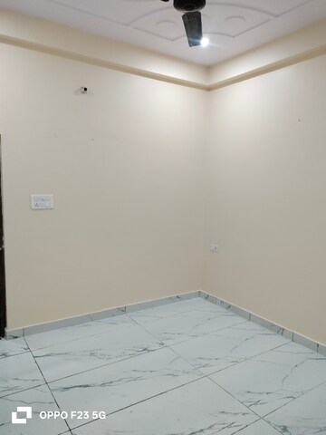Room in 2 BHK Builder Floor at Gomti Nagar – for Rent