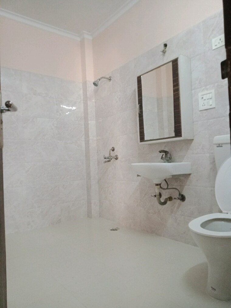Bathroom, sector 100 3 Bedroom 250 Sq.Mt. Builder Floor In Sector 100 Noida 9220644