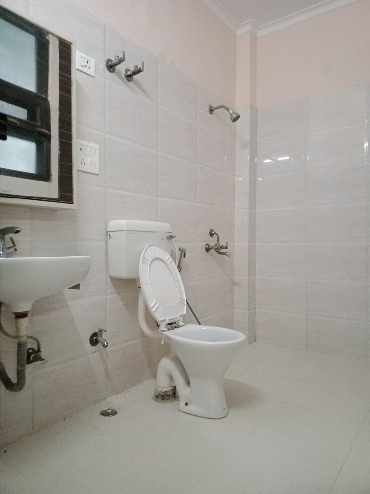 Bathroom, sector 100 3 Bedroom 250 Sq.Mt. Builder Floor In Sector 100 Noida 9220644