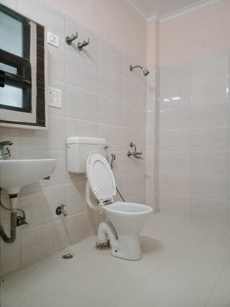Bathroom, sector 100 3 Bedroom 250 Sq.Mt. Builder Floor In Sector 100 Noida 9220644