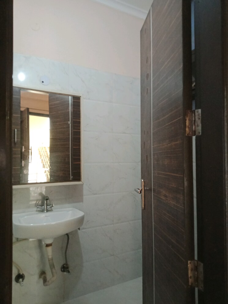 Bathroom, sector 100 3 Bedroom 250 Sq.Mt. Builder Floor In Sector 100 Noida 9220644