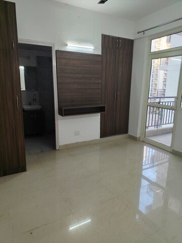 Room in 2 BHK Apartment at Suncity Avenue 76, Sector 76 – for Rent