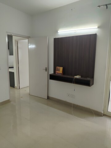 Room in 2 BHK Apartment at Suncity Avenue 76, Sector 76 – for Rent