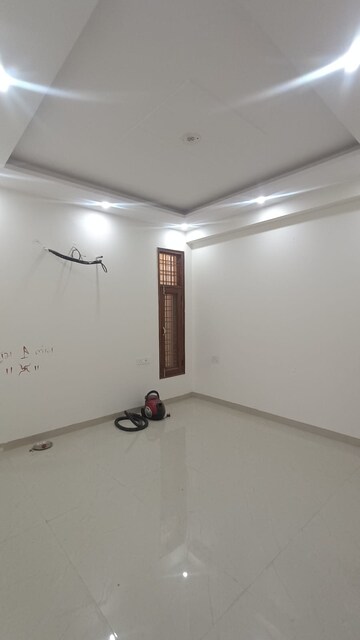 Room in 3 BHK Builder Floor at Anamika Enclave, Sector 14 – for Rent