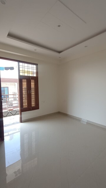 Room in 3 BHK Builder Floor at Anamika Enclave, Sector 14 – for Rent
