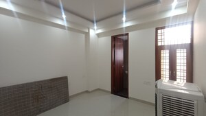 Room in 3 BHK Builder Floor at Anamika Enclave, Sector 14 – for Rent