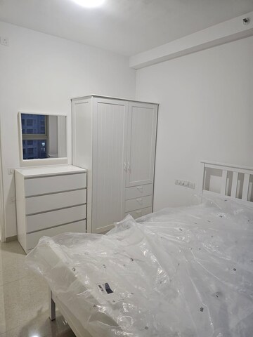 Room in 2 BHK Apartment at Hiranandani Fortune City, New Panvel – for Rent