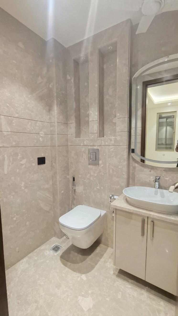Bathroom, uday park 3 Bedroom 217 Sq.Yd. Builder Floor In Uday Park Delhi 9221118