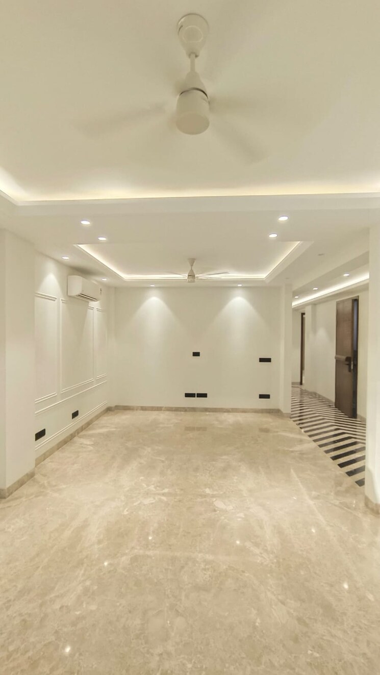 Room, uday park 3 Bedroom 217 Sq.Yd. Builder Floor In Uday Park Delhi 9221118