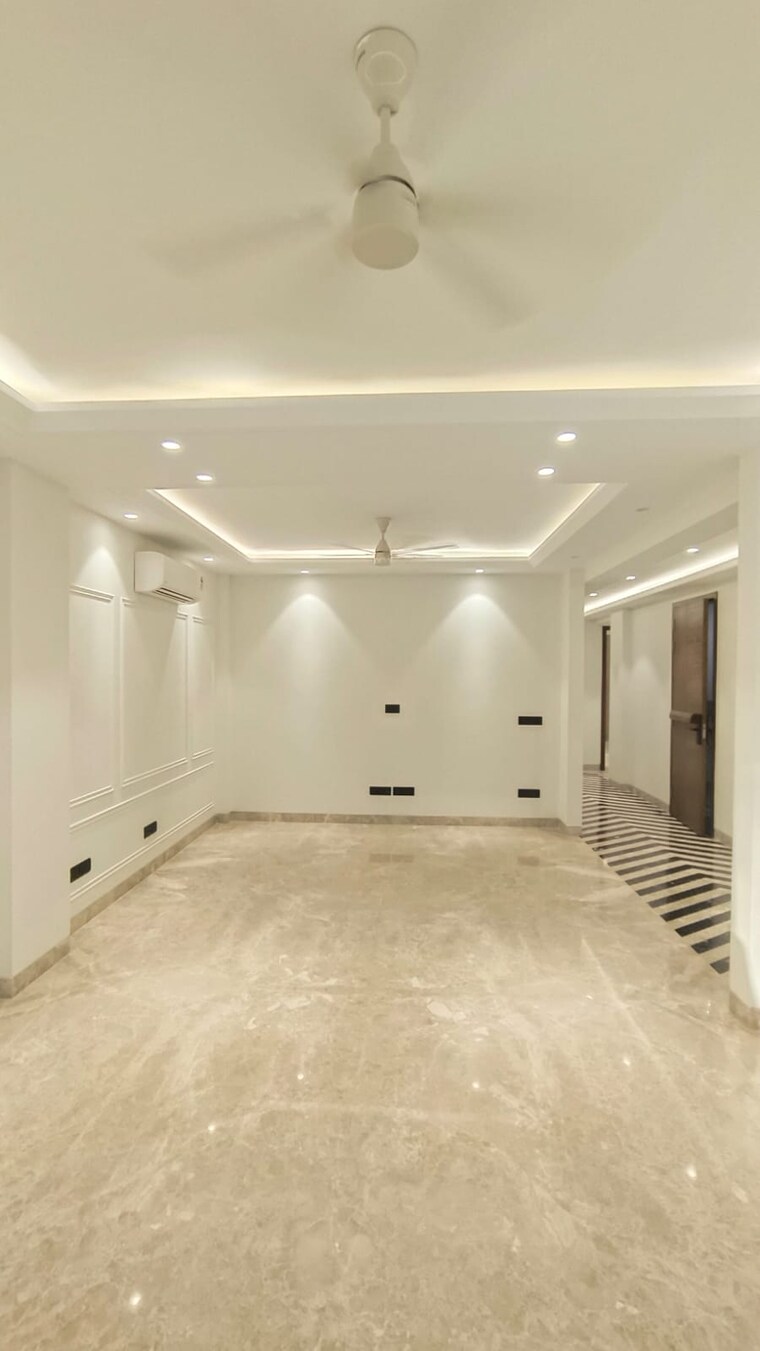 Room, uday park 3 Bedroom 217 Sq.Yd. Builder Floor In Uday Park Delhi 9221118