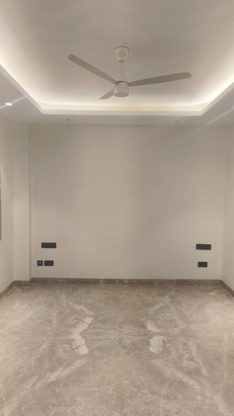 Room, uday park 3 Bedroom 217 Sq.Yd. Builder Floor In Uday Park Delhi 9221118