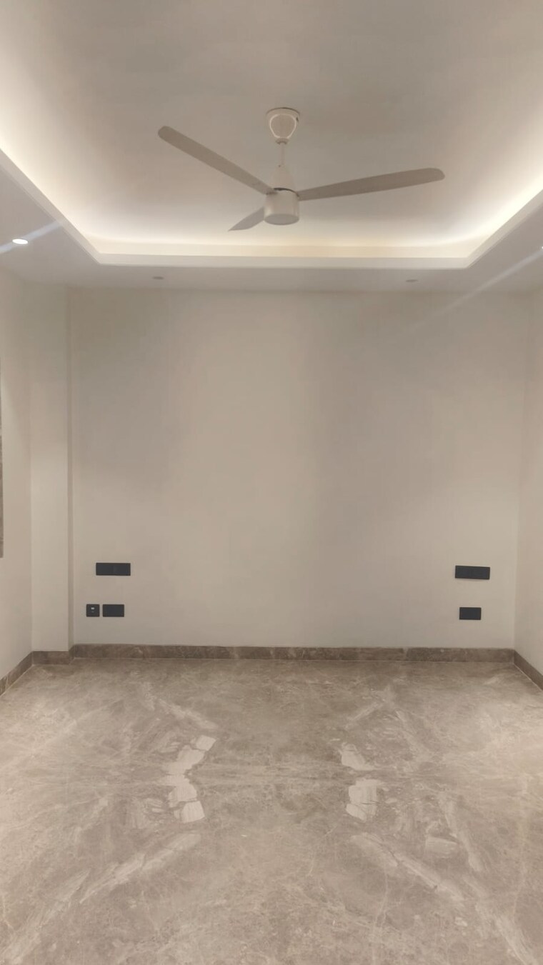 Room, uday park 3 Bedroom 217 Sq.Yd. Builder Floor In Uday Park Delhi 9221118