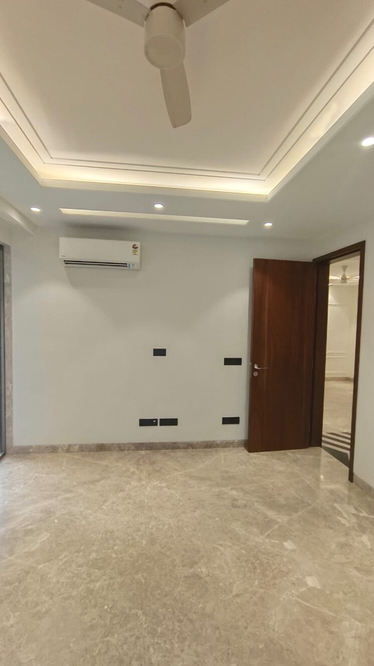 Room, uday park 3 Bedroom 217 Sq.Yd. Builder Floor In Uday Park Delhi 9221118