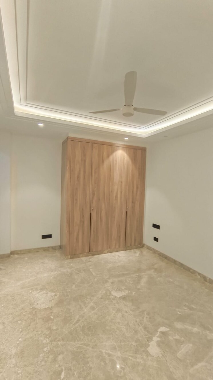 Room, uday park 3 Bedroom 217 Sq.Yd. Builder Floor In Uday Park Delhi 9221118