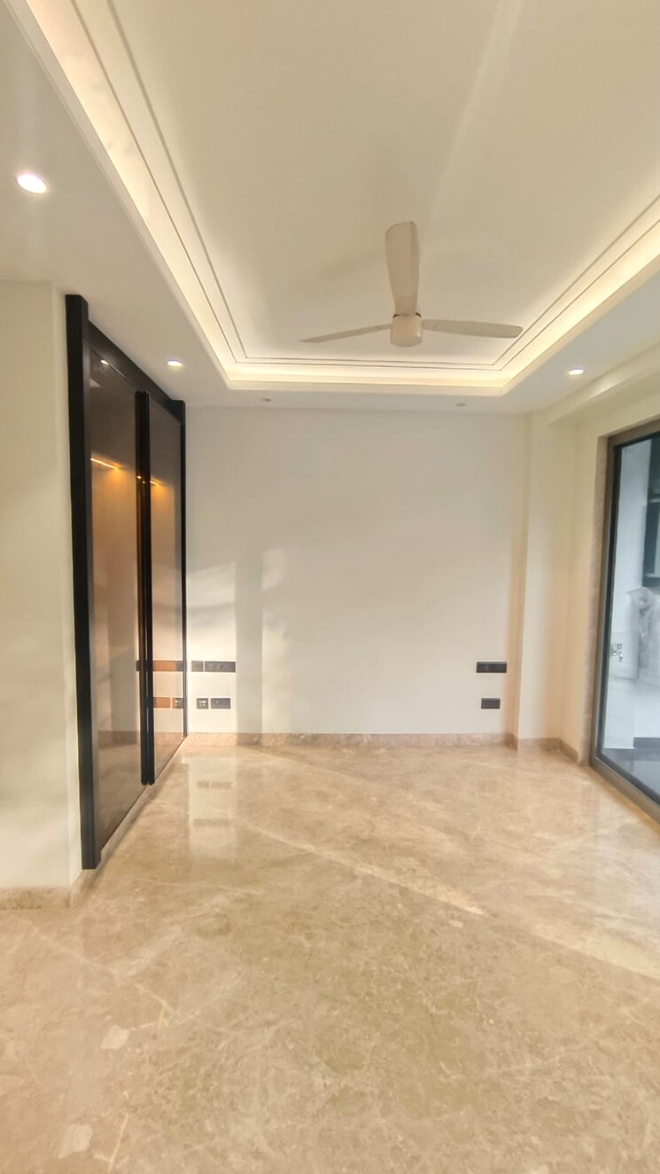 Room, uday park 3 Bedroom 217 Sq.Yd. Builder Floor In Uday Park Delhi 9221118