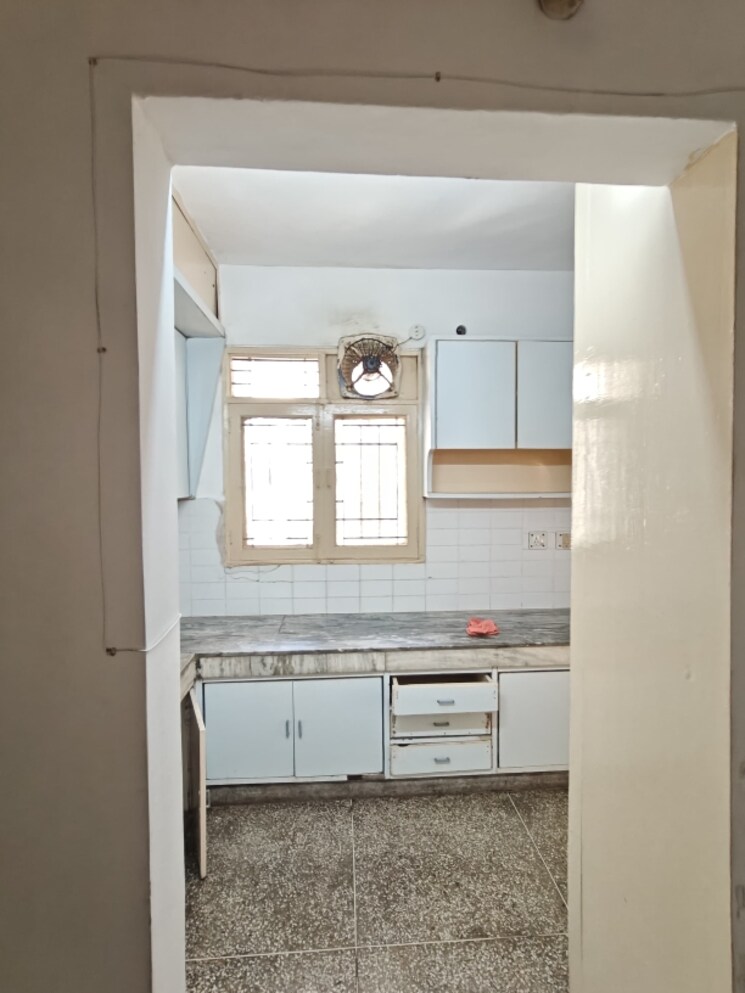 Bathroom, vijay-ratan-vihar 3 Bedroom 1500 Sq.Ft. Apartment In Sector 15 Gurgaon 9221266