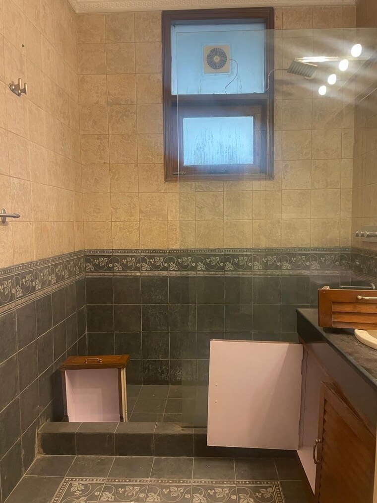 Other, greater kailash ii 4 Bedroom 500 Sq.Yd. Builder Floor In Greater Kailash ii Delhi 9221287