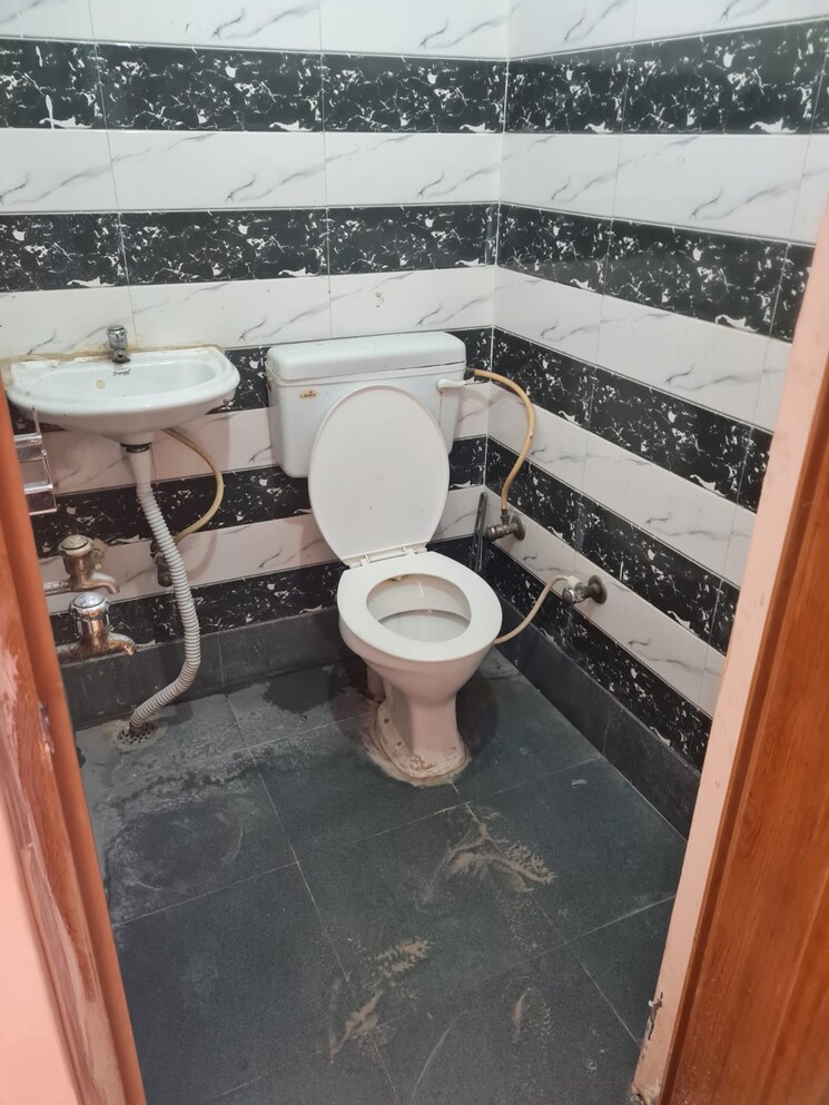 Bathroom, dwarka mor 2 Bedroom 900 Sq.Ft. Builder Floor In Dwarka Mor Delhi 9221291