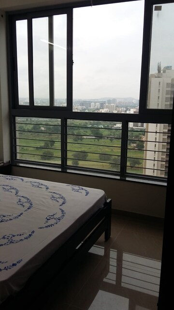 Room in 2 BHK Apartment at Amanora Future Towers, Hadapsar – for Sale