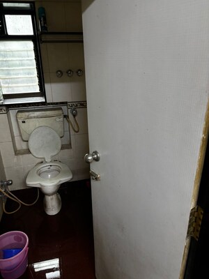 Attached Bathroom in 1.5 BHK Apartment at Vile Parle West – for Rent