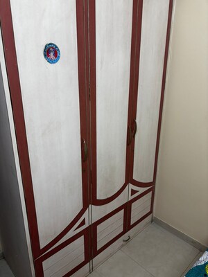 Furnished Amenities in 1.5 BHK Apartment at Vile Parle West – for Rent