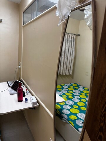 Furnished Amenities in 1.5 BHK Apartment at Vile Parle West – for Rent