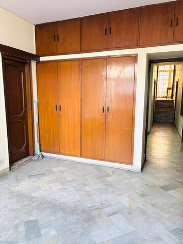 Room in 4 BHK Apartment at The IFCI Staff CHS, Sector 9a – for Rent