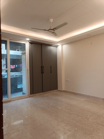 Room in 3 BHK Builder Floor at Surajmal Vihar – for Rent