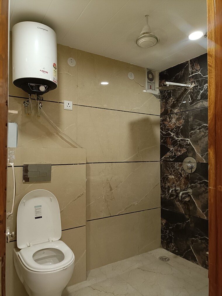 Bathroom, surajmal vihar 3 Bedroom 1800 Sq.Ft. Builder Floor In Surajmal Vihar Delhi 9221406